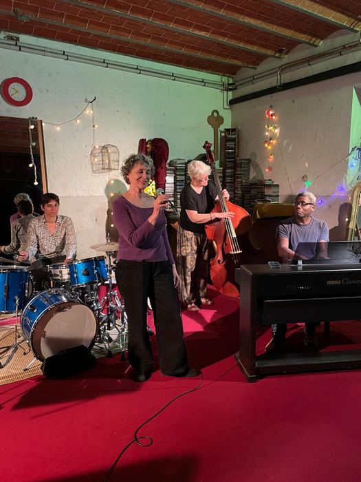 Catherine Wagner au chant, le quartet derrière elle
