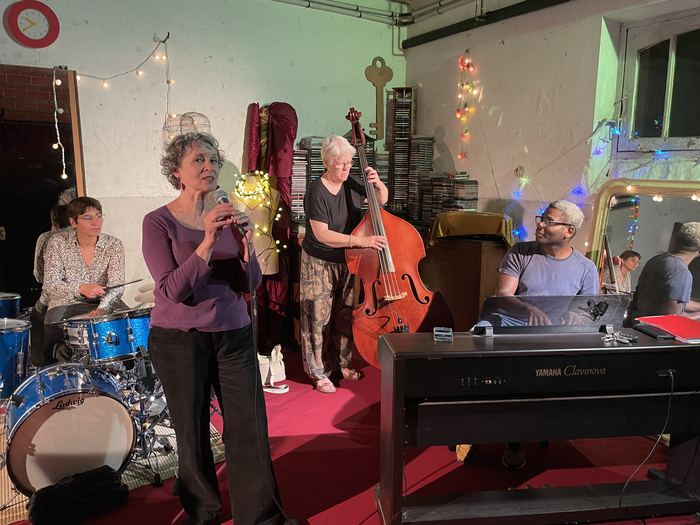 Cath's 4 en concert : chant, contrebasse, batterie et clavier