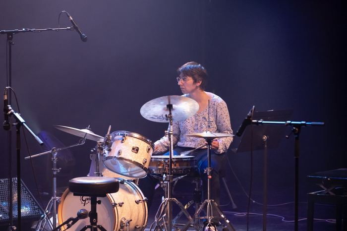 Aurélia Cahoreau à la batterie, sur scène